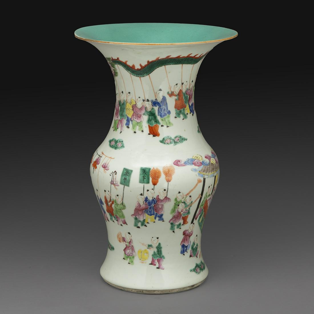 VASE GU en porcelaine et émaux de la famille rose, (1 of 2)