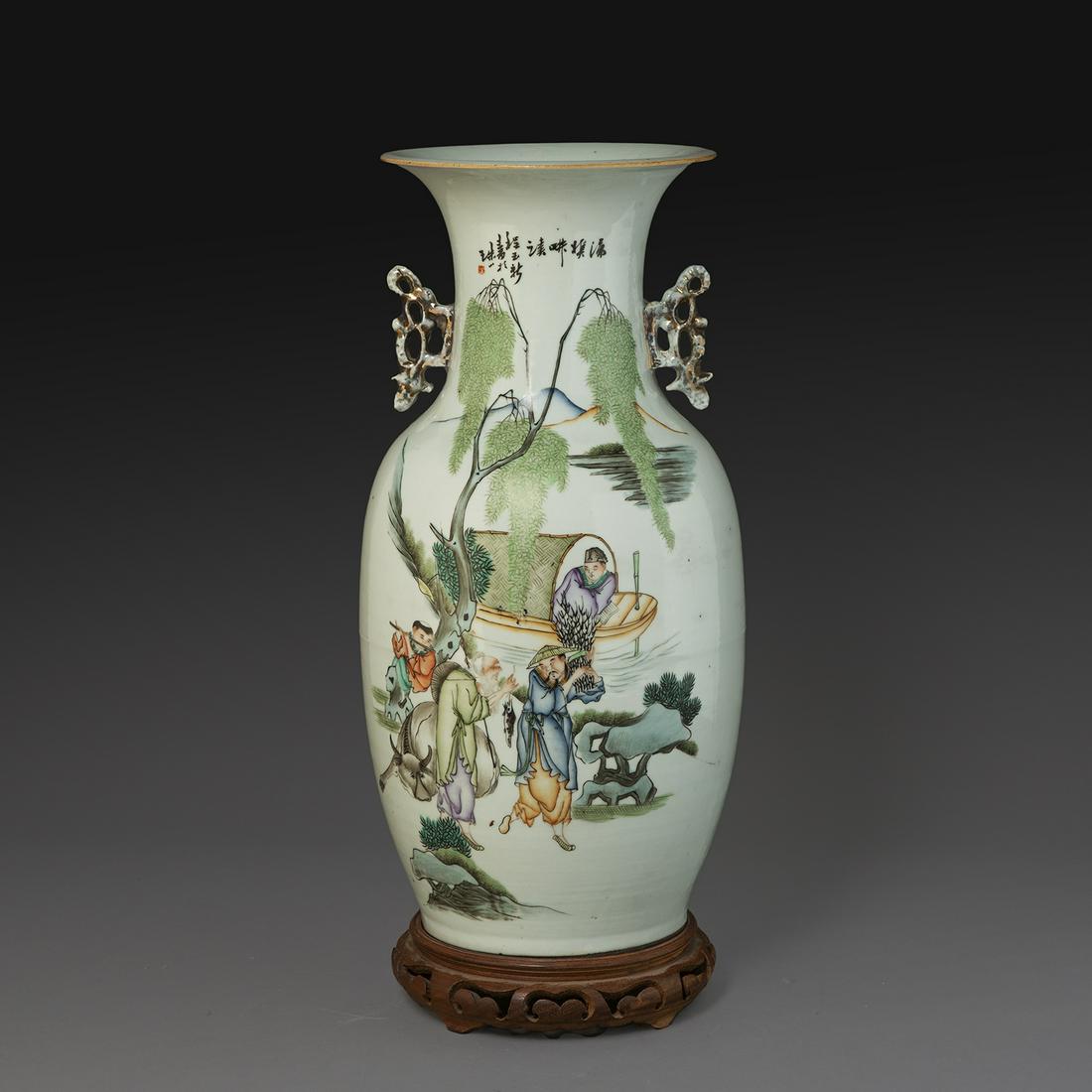 VASE BALUSTRE en porcelaine et émaux polychromes (1 of 2)