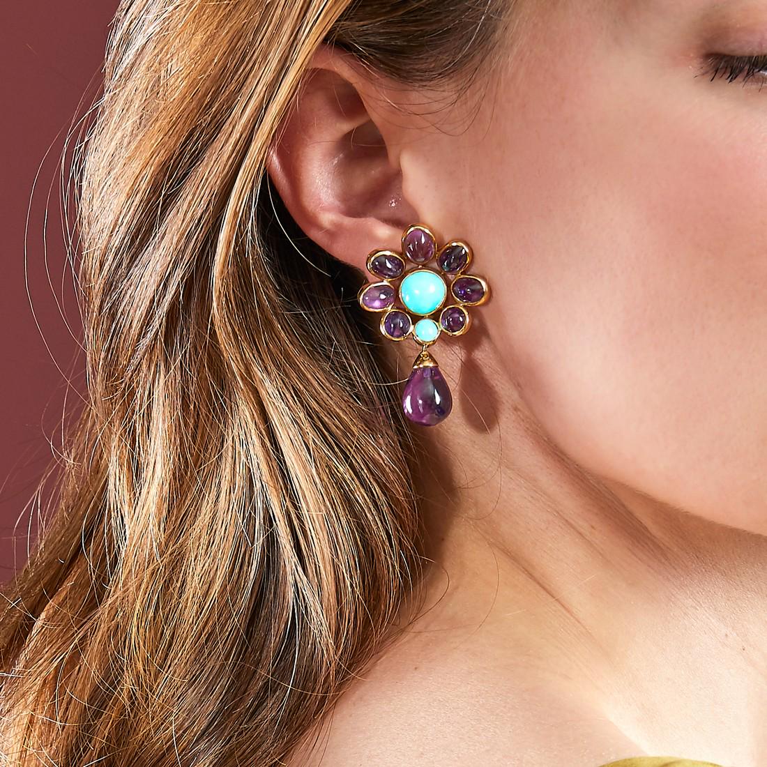 SUZANNE BELPERRON ANNÉES 1945 PAIRE DE CLIPS: SUZANNE BELPERRON ANNÉES 1945 PAIRE DE CLIPS D'OREILLES FLEUR Les deux clips sont ornés de cabochons de turquoises et d'améthystes de manière opposée pour les matières. U