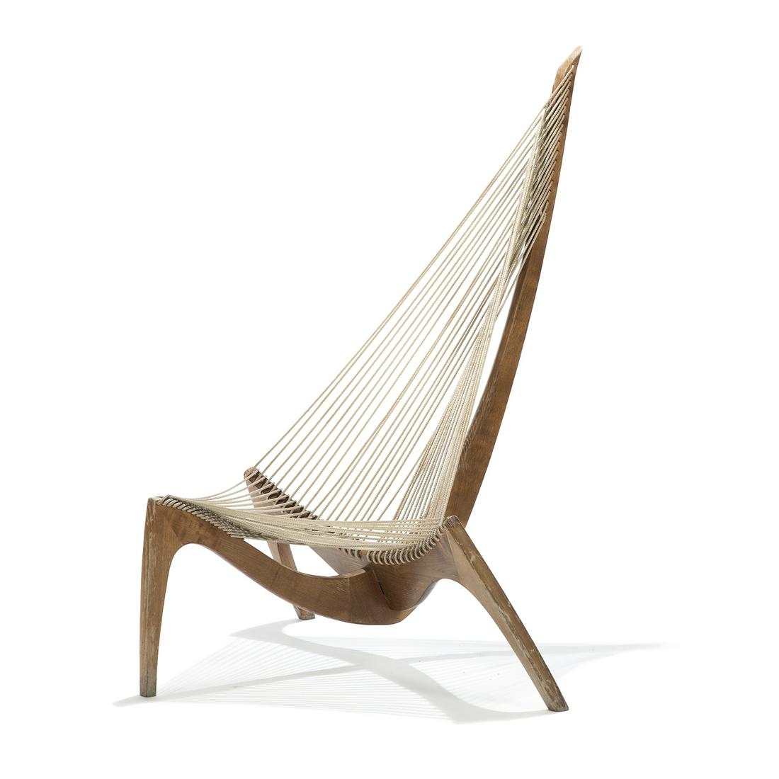 JORGEN HOVELSKOV (1935-2005) & CHRISTENSEN & LARSEN: JORGEN HOVELSKOV (1935-2005) & CHRISTENSEN & LARSEN (ÉDITEUR) Grand siège tripode "Harp Chair", circa 1965, structure en hêtre formée d'une arcature souple maintenant le grand arc 