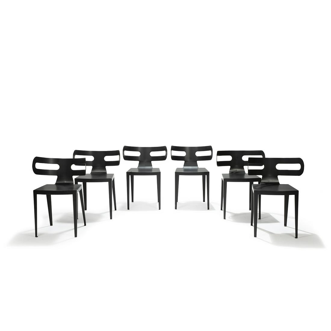FRANCK EVENOU (NÉ EN 1958) Suite de six chaises: FRANCK EVENOU (NÉ EN 1958) Suite de six chaises à structure métallique laquée noire, piétement fuselé en métal plié, large dossier formant arc de cercle ajour&#