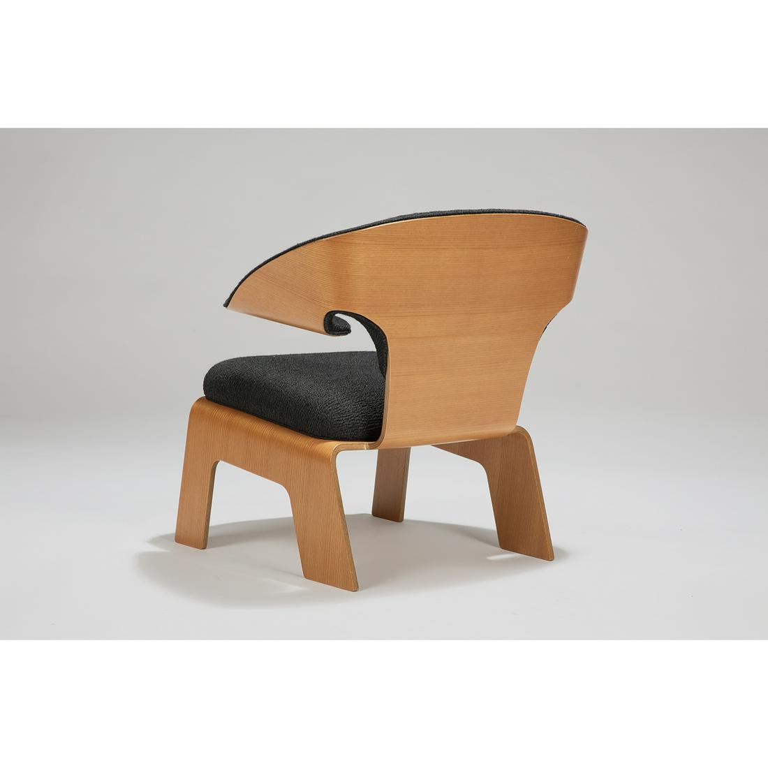 KENZO TANGE (1913-2005) & TENDO MOKKO (ÉDITEUR): KENZO TANGE (1913-2005) & TENDO MOKKO (ÉDITEUR) Fauteuil sculpture modèle T-7304KY-NT, créé en 1958, fait d'une seule pièce de contreplaqué de bouleau thermoformé et