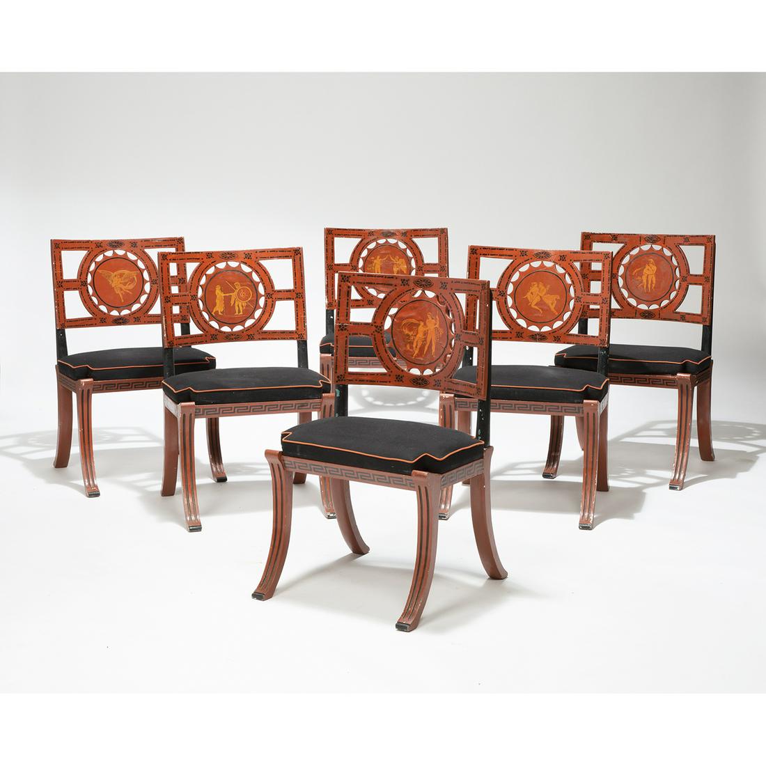XXE SIÈCLE Suite de six chaises de goût: XXE SIÈCLE Suite de six chaises de goût antique en bois laqué rouge pompéien et ornements laqués noirs, piétement sabre, rainuré à l'avant, ceinture animée