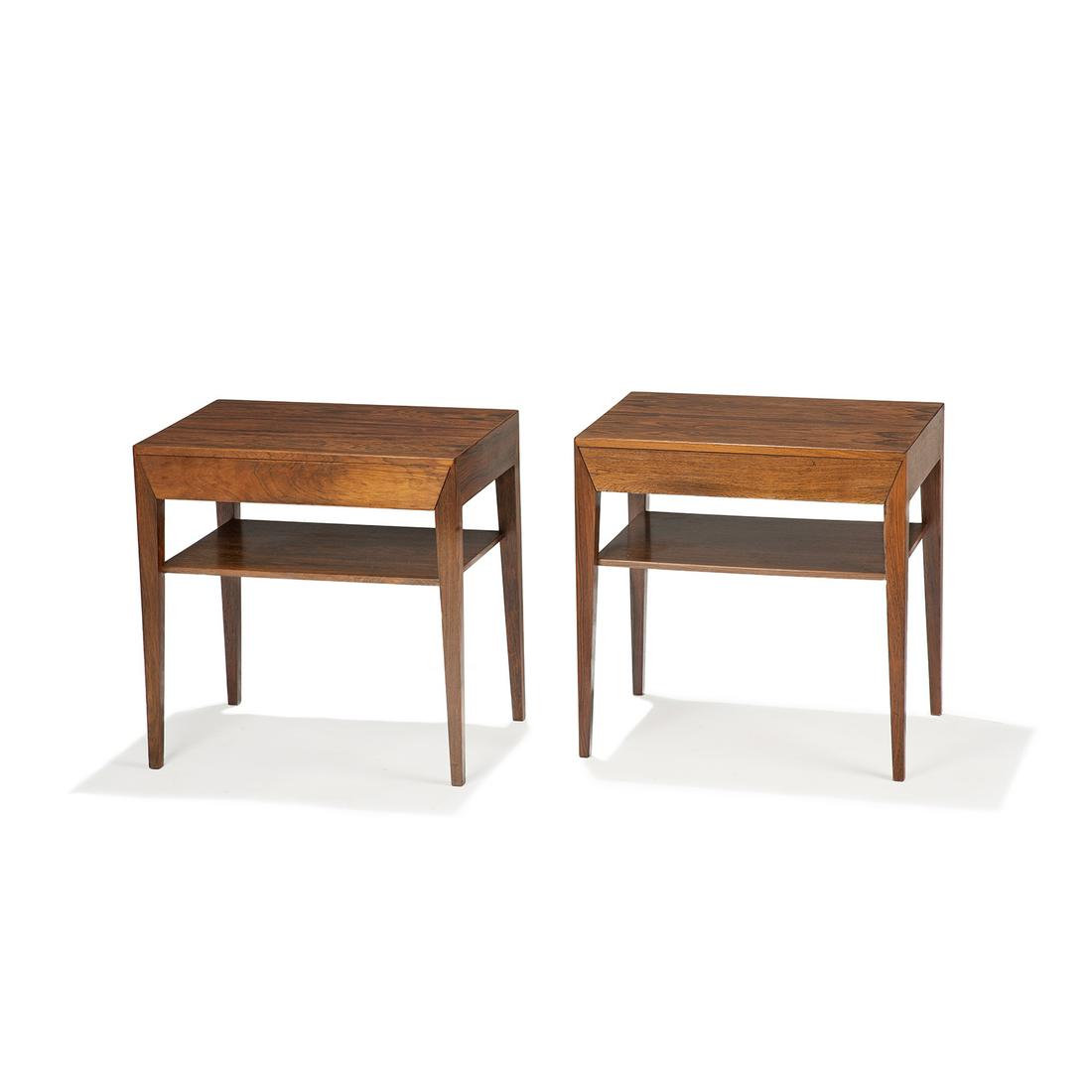 ~ SEVERIN HANSEN JR (1887-1964) & HASLEV (ÉDITEUR): ~ SEVERIN HANSEN JR (1887-1964) & HASLEV (ÉDITEUR) Paire de bouts de canapé, circa 1960, en palissandre et placage de palissandre, piétement gaine, tiroir en ceinture, tablette infé