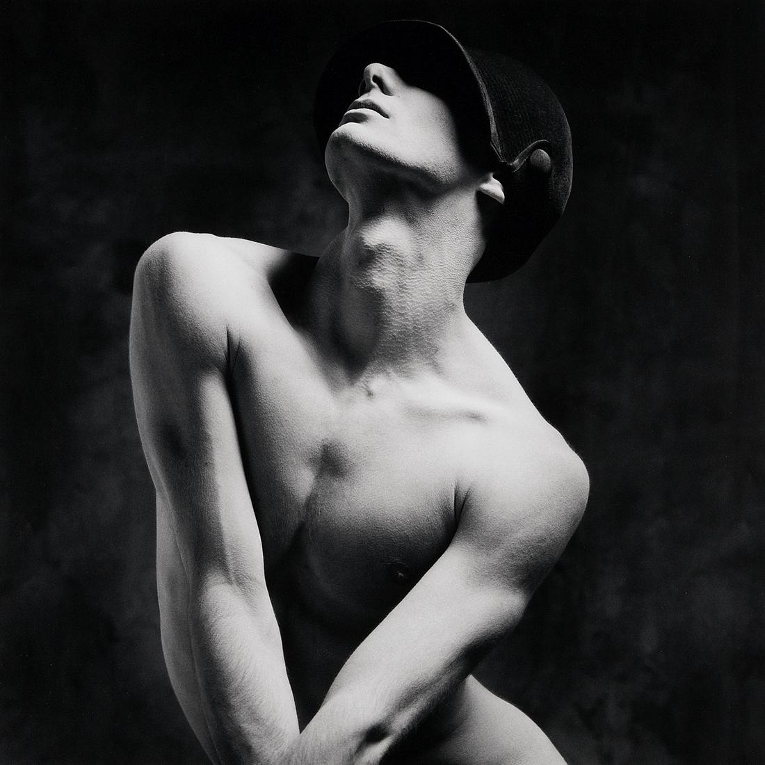 ERWIN OLAF (NÉ EN 1959) - HANS (SÉRIE BOYS: ERWIN OLAF (NÉ EN 1959) HANS (SÉRIE BOYS WITH LADY HATS), 1987 Tirage argentique réalisé en 2011, signé, daté et numéroté 46/300 au verso 46,5 x 46,5 CM (181/4