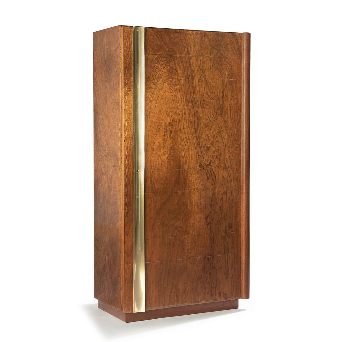 ANDRÉ SORNAY (1902-2000): ANDRÉ SORNAY (1902-2000) Meuble de rangement en contreplaqué de noyer reverni, rythmé de rangées de clous de laiton, intérieur aménagé de trois étagères &#