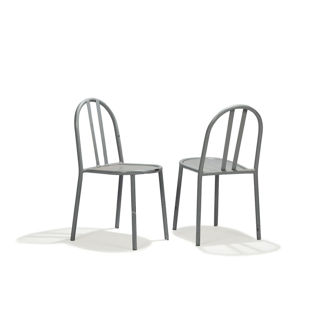 ROBERT MALLET-STEVENS (1886-1945): ROBERT MALLET-STEVENS (1886-1945) Paire de chaises modernistes à structure en métal tubulaire laqué gris, dossier formant arcature animée de deux bandeaux, assise en placage de ch&