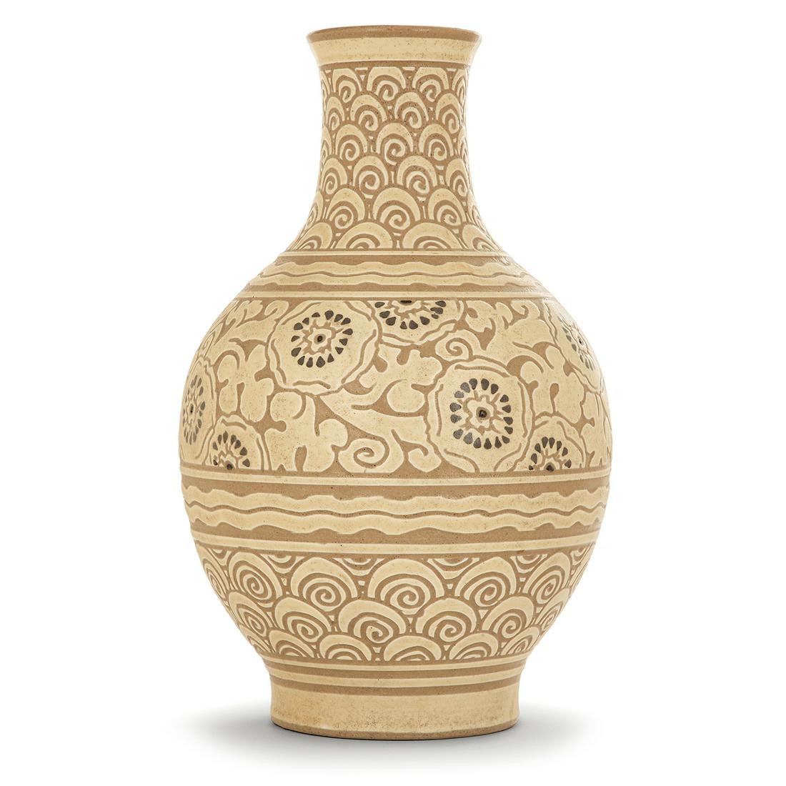 ÉMILE LENOBLE (1876-1940): ÉMILE LENOBLE (1876-1940) Grand vase balustre en grès, décor incisé d'une frise végétale stylisée bordée de frises géométriques, émaux beiges sur