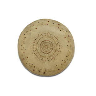 PAULE LELEU (1906-1987): PAULE LELEU (1906-1987) Tapis rond tissé main à points noués haute laine, à décor rayonnant géométrique, teintes framboise, noire et verte sur fond beige. Signature