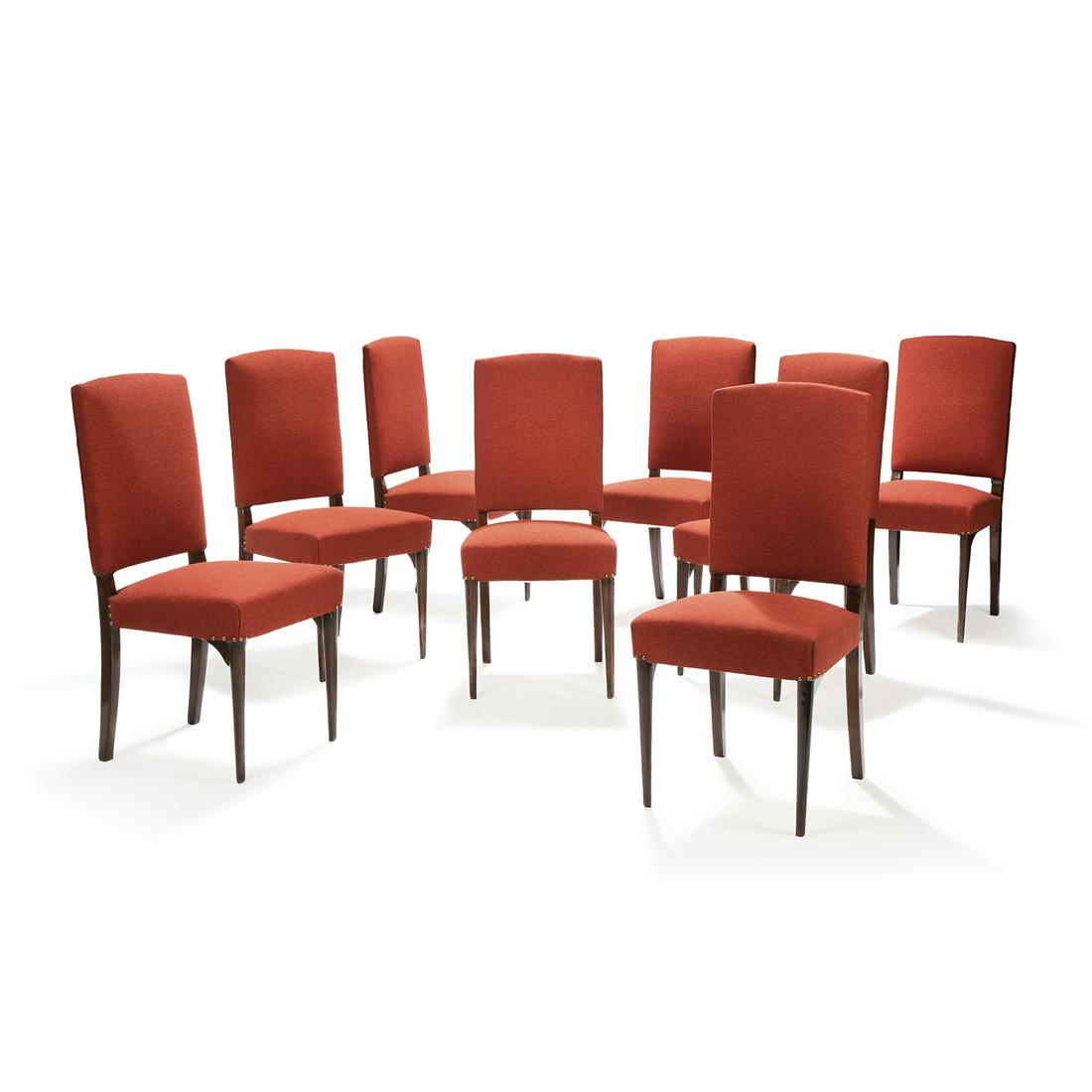 OSVALDO BORSANI (1911-1985): OSVALDO BORSANI (1911-1985) Suite de huit chaises, en pin reteinté, piétement avant fuselé piétement arrière sabre, recouvertes d'un tissu bordeaux chiné passepoilé.