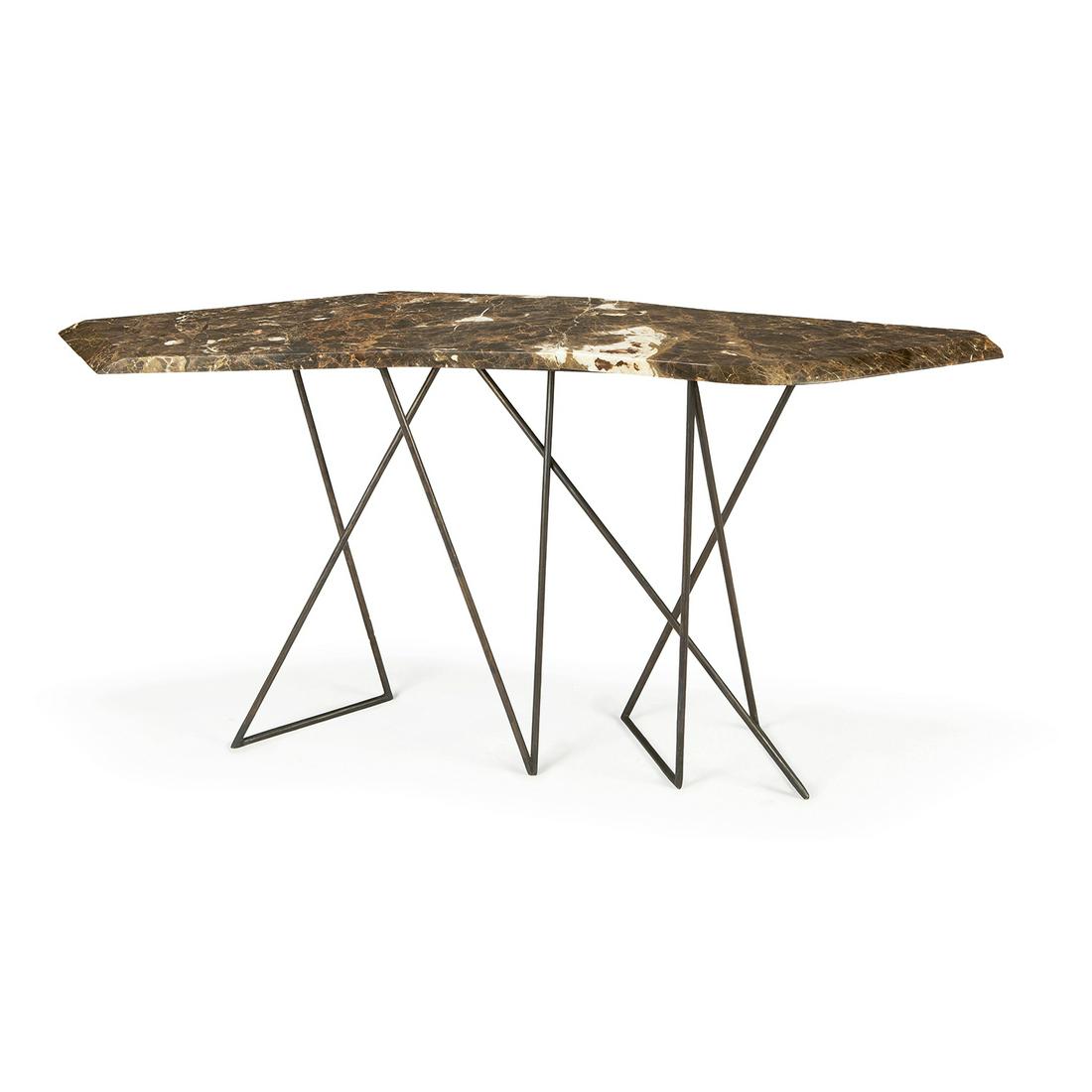 ACHILLE SALVAGNI (NÉ EN 1970): ACHILLE SALVAGNI (NÉ EN 1970) Console à structure en fer battu, piétement tubulaire, plateau sinusoïde en marbre brun veiné. (Plateau accidenté). A console, wrought iron