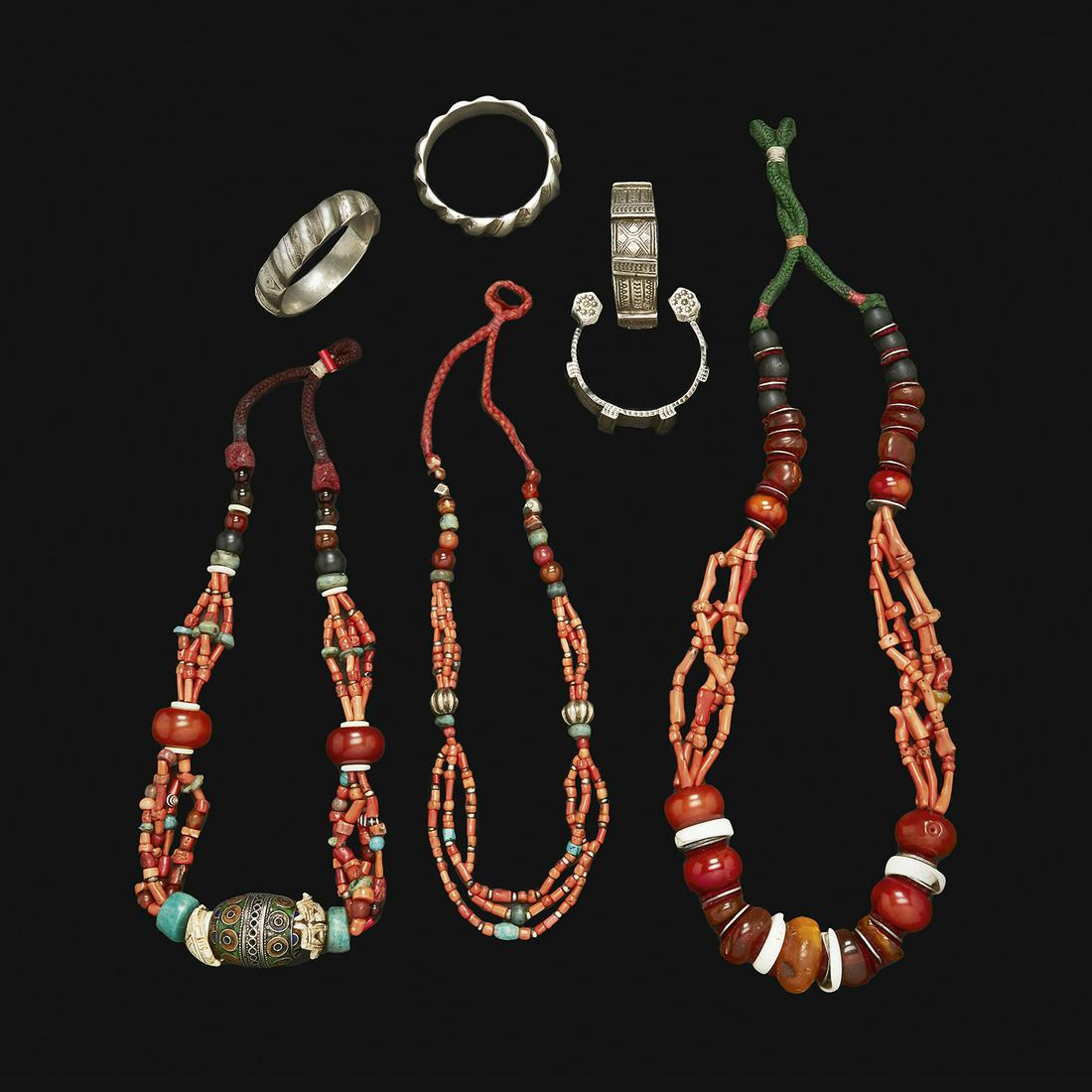 COLLIER MAROCAIN: COLLIER MAROCAIN composé de larges perles de corail, argent, turquoise, amazonite, et agate. Maroc. A MOROCCAN NECKLACE WITH CORAL, AGATE, TURQUOISE, AND SILVER BEADS. POIDS BRUT. 386 G.