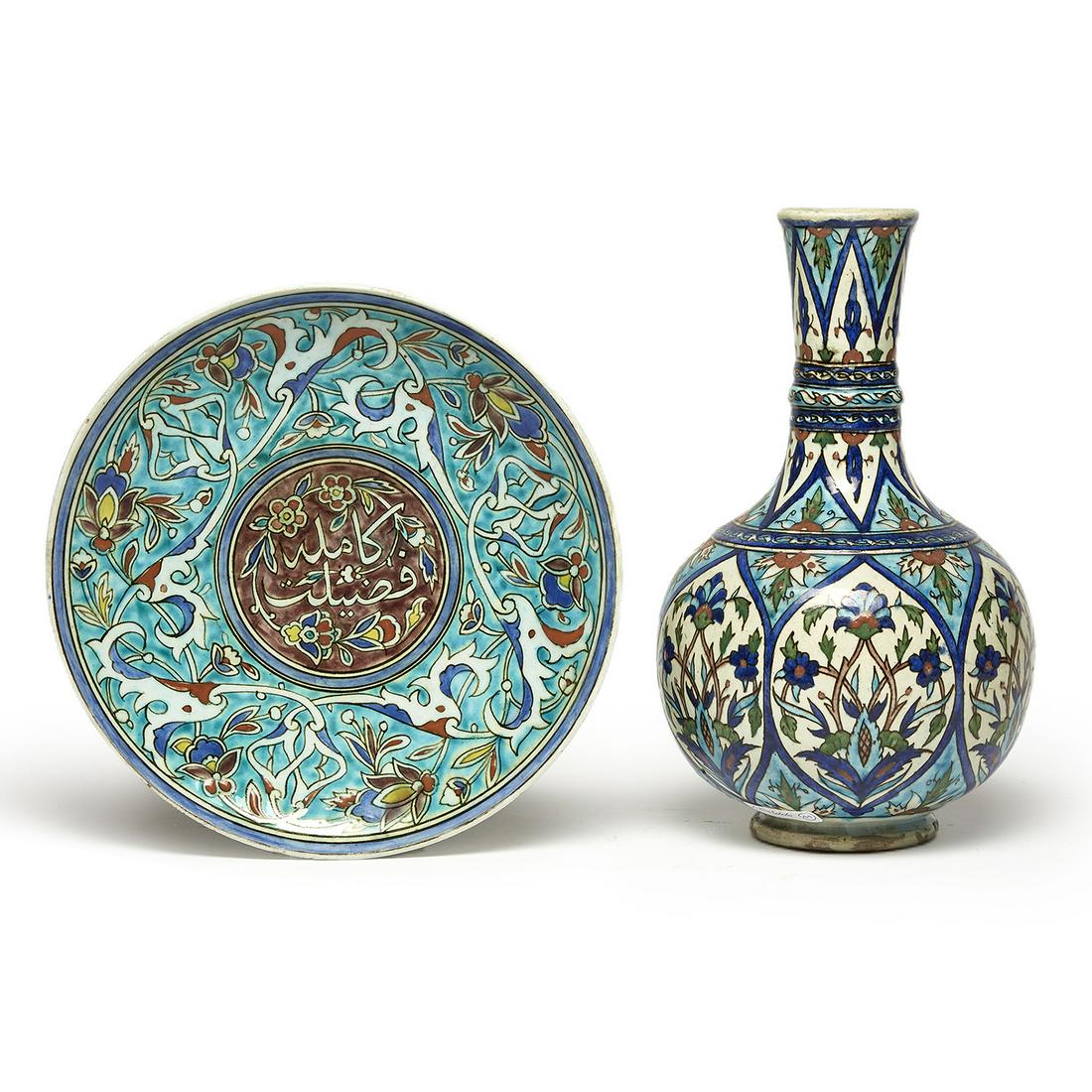 PETIT PLAT ROND DE KÜTAHYA: PETIT PLAT ROND DE KÜTAHYA en céramique siliceuse à décor bleu, turquoise, manganèse et rouge, décoré en son centre d'un rondeau calligraphié orné de l'ins
