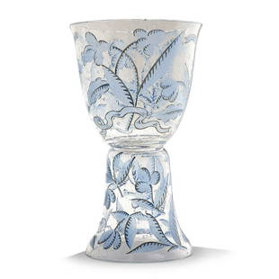 JOSEF HOFFMANN ET HILDA JESSER: JOSEF HOFFMANN ET HILDA JESSER Vase en verre légèrement bullé, à décor floral stylisé gravé à l'acide et émaillé bleu et blanc. Signature du monogramm