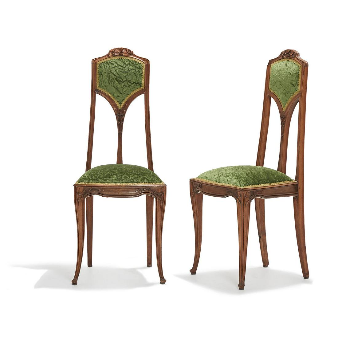 LOUIS MAJORELLE (1859-1926): LOUIS MAJORELLE (1859-1926) Paire de chaises Art nouveau en acajou sculpté à motif de feuilles de gui (petits manques), dossier ajouré formant Y, garniture en velours frappé vert.