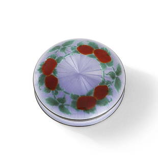 EUGÈNE FEUILLATRE (1870-1916): EUGÈNE FEUILLATRE (1870-1916) Boîte circulaire en argent à décor floral d'émaux translucides sur fond parme. Revers de la boîte entièrement guilloché. Porte la