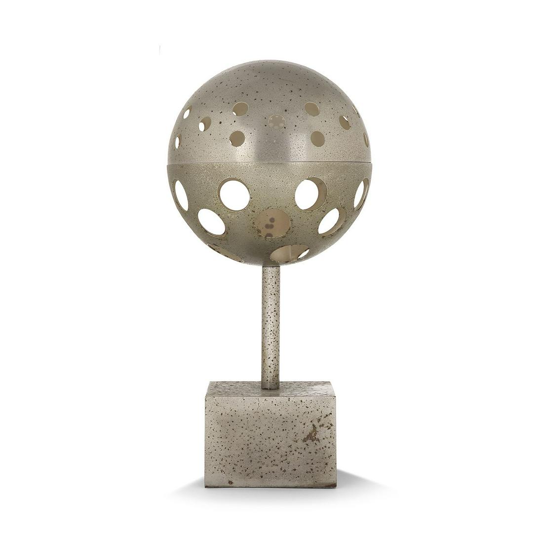 SABINE CHAROY: SABINE CHAROY Lampe modèle 10367 en laiton nickelé, présentant une sphère ajourée à l’intérieur laqué blanc, reposant sur une tige cylindrique et une base