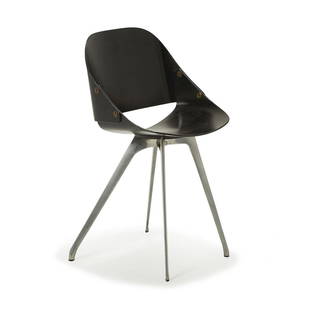 ROGER TALLON (1929-2011): ROGER TALLON (1929-2011) Chaise "Wimpy" modèle démontable, piétement en fonte d'aluminium, assise en bois thermoformé laqué noir formée de deux bandeaux, maintenus latéralement pa