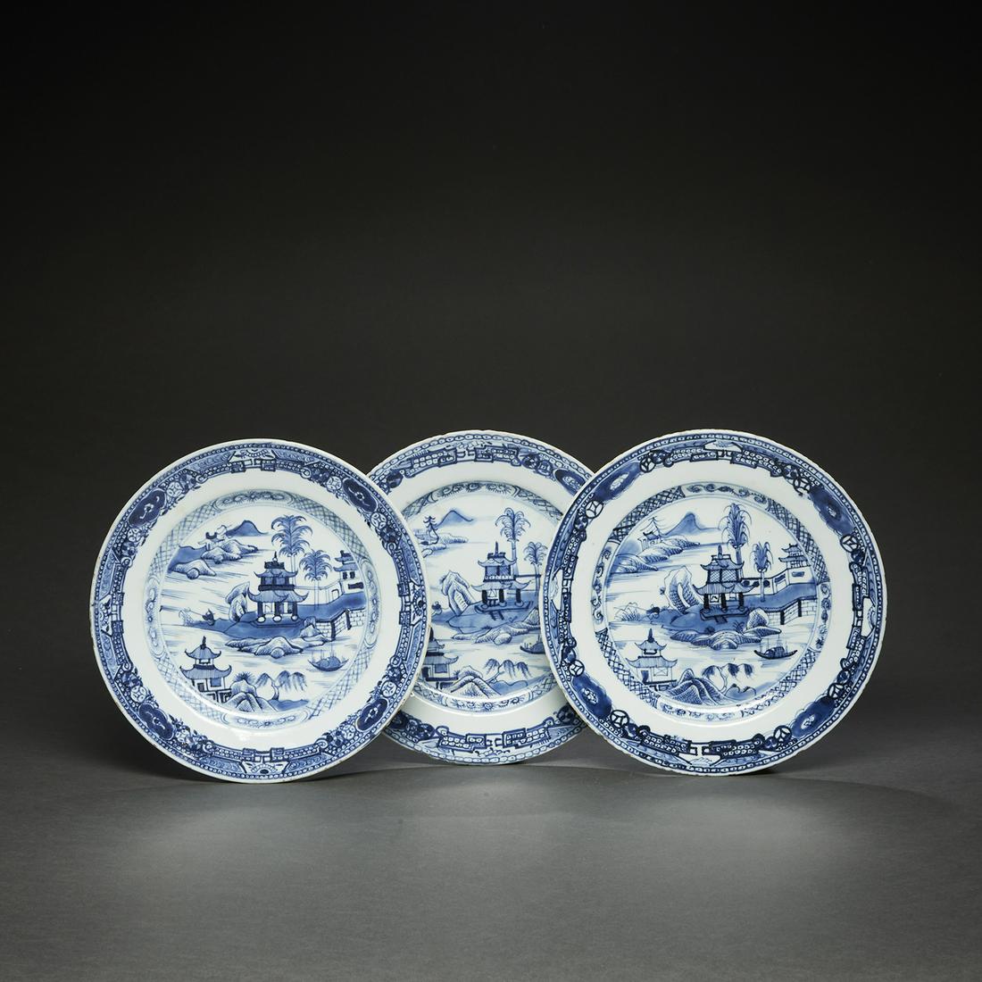 SUITE DE TROIS ASSIETTES en porcelaine blanche à décor en bleu sous couverte de paysage (1 of 1)