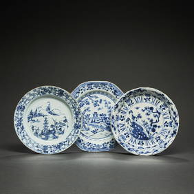SUITE DE TROIS ASSIETTES en porcelaine blanc bleu, deux à décor de pagodes dans un paysage (1 of 1)