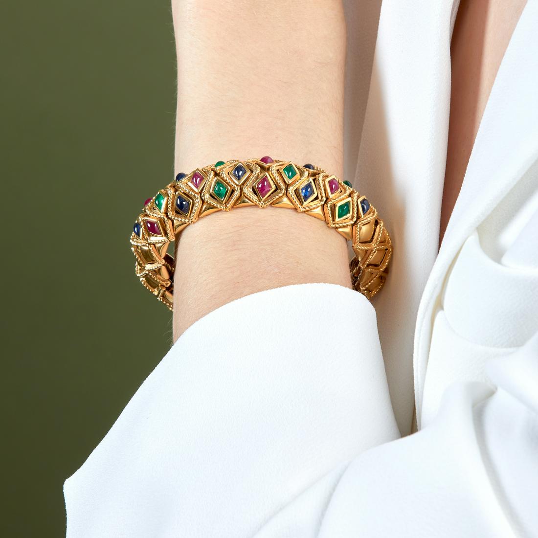 SABBADINI - ANNÉES 1980: SABBADINI - ANNÉES 1980 BRACELET PIERRES PRÉCIEUSES Il est composé de maillons losangiques sertis d'émeraudes, saphirs et rubis cabochons. Monture en or jaune 18K à décor