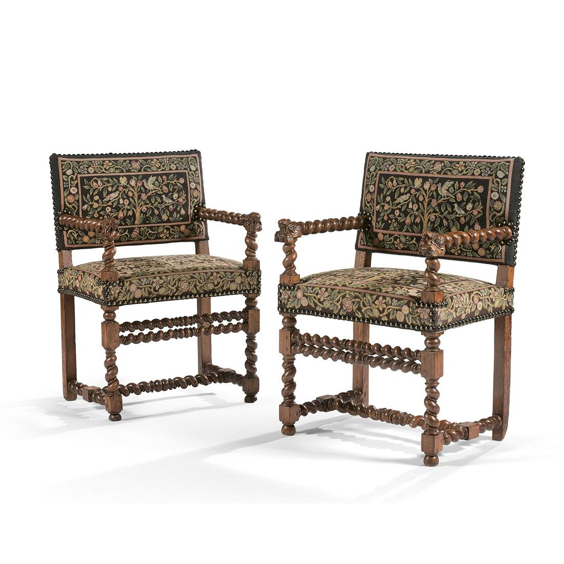 PAIRE DE CHAISES À BRAS "À TÊTE DE POUPÉE", STYLE LOUIS XIII, XIXe SIÈCLE: PAIRE DE CHAISES À BRAS "À TÊTE DE POUPÉE", STYLE LOUIS XIII, XIXe SIÈCLE en noyer tourné de torsades nervurées, accotoirs finissant en buste de féminin, l'entr