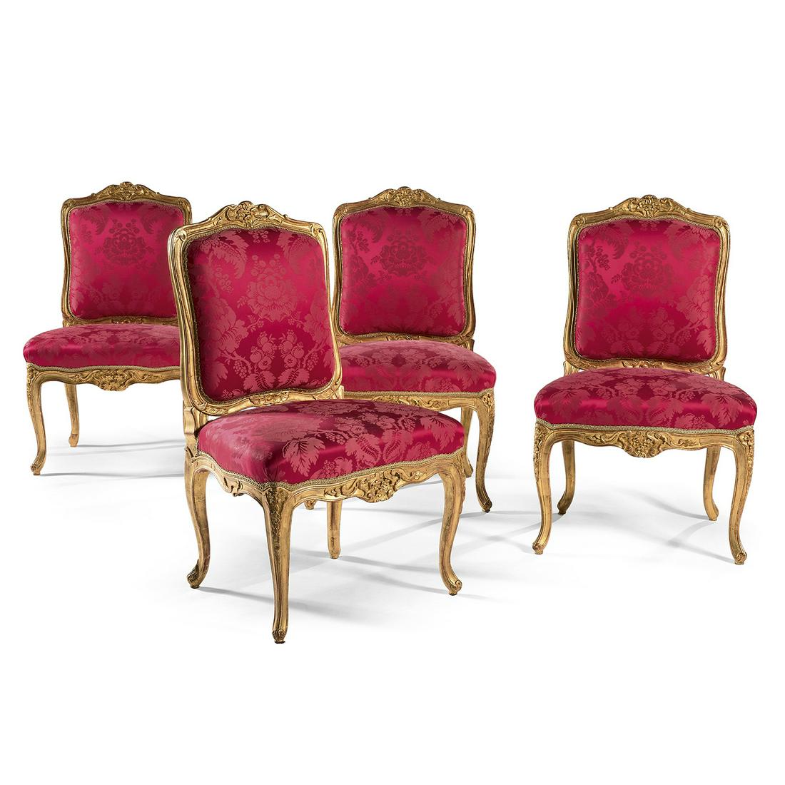 QUATRE CHAISES À DOSSIER À LA REINE, DEUX D'ÉPOQUE LOUIS XV, DEUX AU MODÈLE, XXe: QUATRE CHAISES À DOSSIER À LA REINE, DEUX D'ÉPOQUE LOUIS XV, DEUX AU MODÈLE, XXe SIÈCLE de forme mouvementée, en bois doré et redoré, mouluré et sculpt