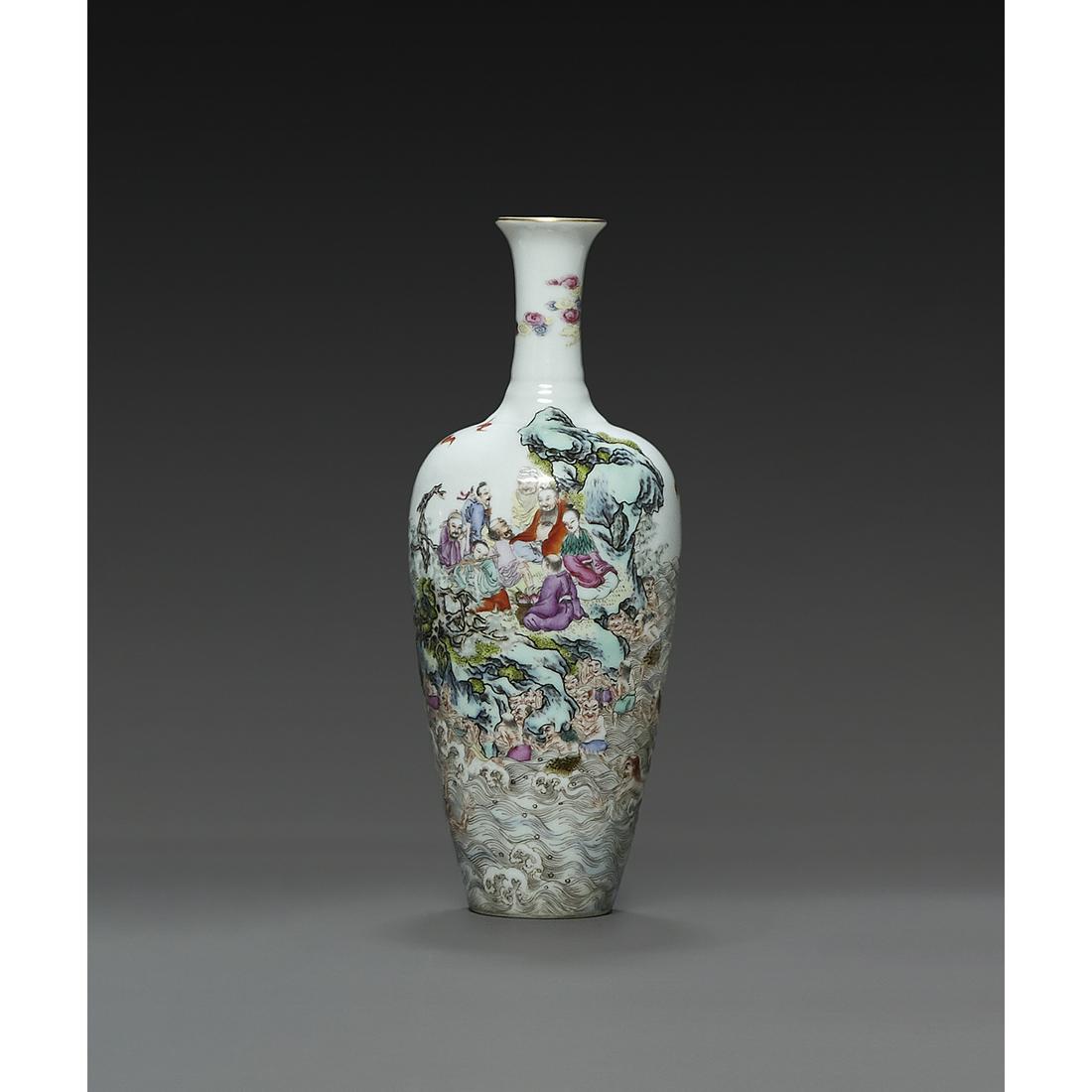 PETIT VASE en porcelaine, émaux polychromes dans le style de la famille rose et dorure, à (1 of 1)