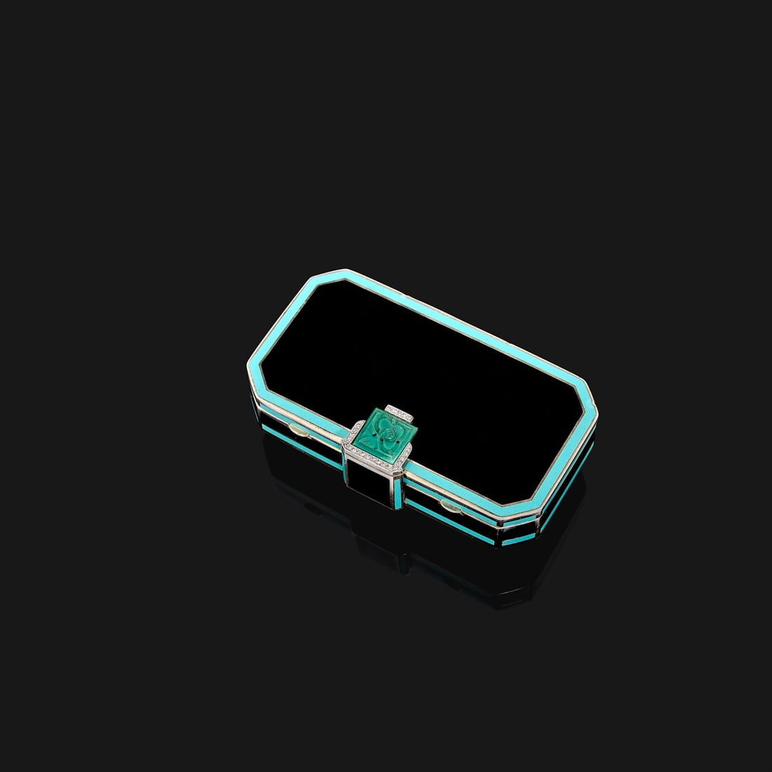 AUGUSTE PEYROULA - ANNÉES 1925: AUGUSTE PEYROULA - ANNÉES 1925 NÉCESSAIRE DE BEAUTÉ JADE ET ÉMAIL Il est de forme rectangulaire à pans coupés émaillé noir les bordures rehaussées d'un fil