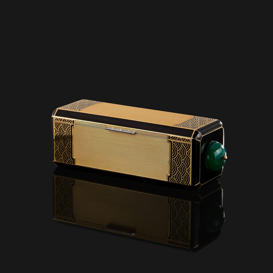 CARTIER - ANNÉES 1925: CARTIER - ANNÉES 1925 BOÎTE À CIGARETTES "VAGUES" Elle est de forme rectangulaire à pans coupés en or finement strié et décor émaillé noir de vagues stylis