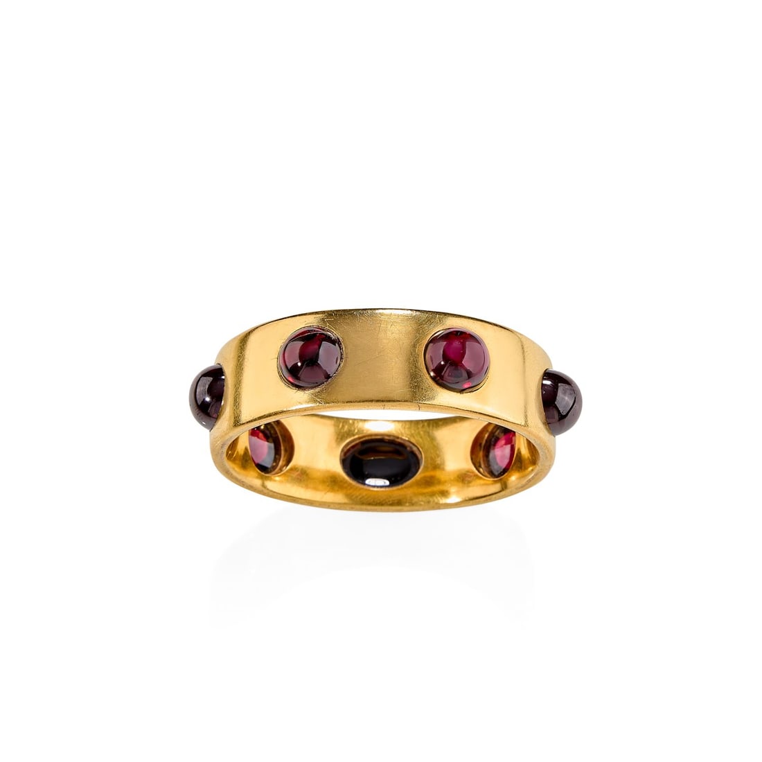 MELLERIO DITS MELLER - ANNÉES 1860-1880: MELLERIO DITS MELLER - ANNÉES 1860-1880 BRACELET RIGIDE GRENATS Il est en forme de bracelet rigide ouvrant légèrement bombé et rehaussé de cabochons de grenat ronds et ovale e