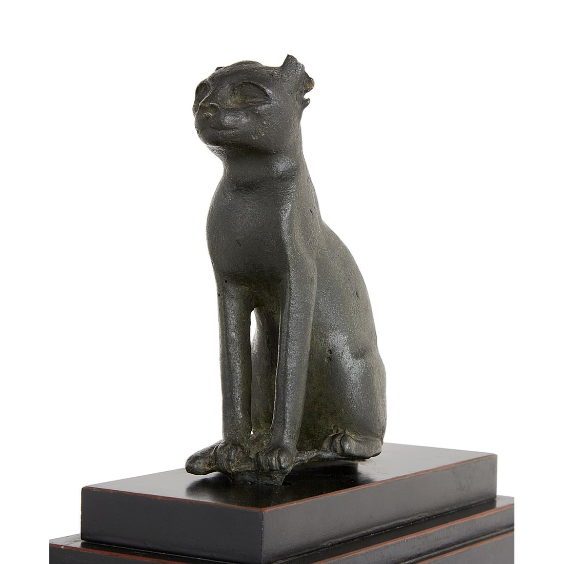 STATUETTE REPRÉSENTANT LA DÉESSE BASTET, ÉGYPTE BASSE ÉPOQUE OU ÉPOQUE: STATUETTE REPRÉSENTANT LA DÉESSE BASTET, ÉGYPTE BASSE ÉPOQUE OU ÉPOQUE PTOLÉMAÏQUE Elle est représentée sous les traits d'une chatte assise, la queue ramen