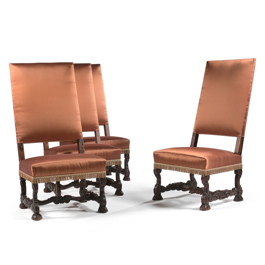 SUITE DE QUATRE CHAISES DITE "MAZARINE", ÉPOQUE LOUIS XIV: SUITE DE QUATRE CHAISES DITE "MAZARINE", ÉPOQUE LOUIS XIV en bois de noyer mouluré et sculpté en os de mouton à rinceaux feuillagés. À haut dossier et assise basse, garni