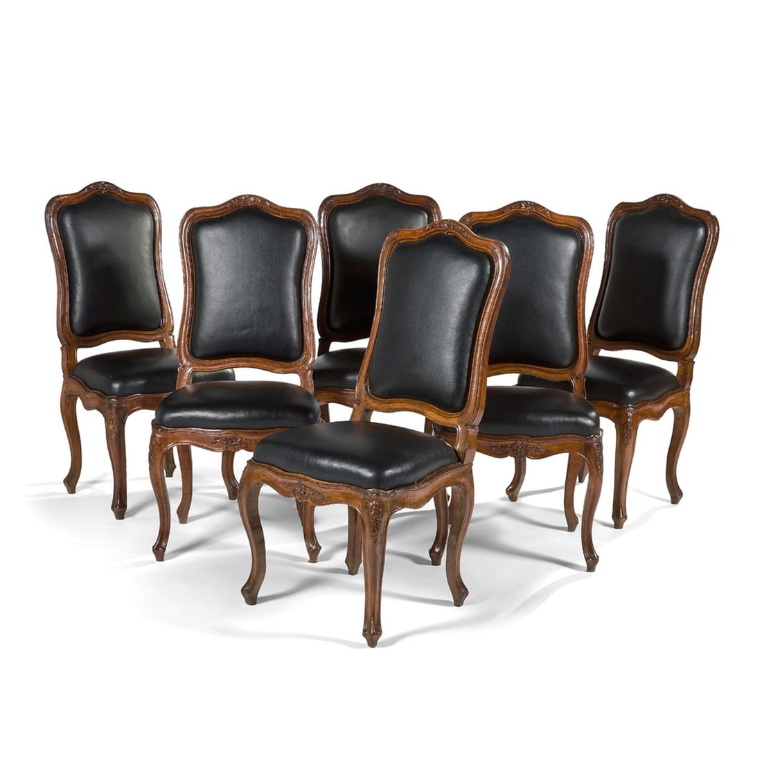 PAIRE DE FAUTEUILS ET SIX CHAISES À CHÂSSIS, GÊNES, MILIEU DU XVIIIe SIÈCLE: PAIRE DE FAUTEUILS ET SIX CHAISES À CHÂSSIS, GÊNES, MILIEU DU XVIIIe SIÈCLE de forme mouvementée, en bois mouluré et sculpté à décor de fleurs feuillag