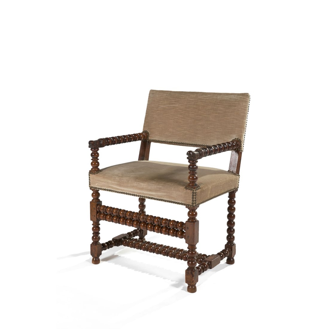 CHAISE À BRAS, ÉPOQUE LOUIS XIII, FRANCE DU NORD, XVIIe SIÈCLE: CHAISE À BRAS, ÉPOQUE LOUIS XIII, FRANCE DU NORD, XVIIe SIÈCLE en bois de noyer tourné en balustres à "chapelets", entretoise en H, traverse double en façade, consoles d'