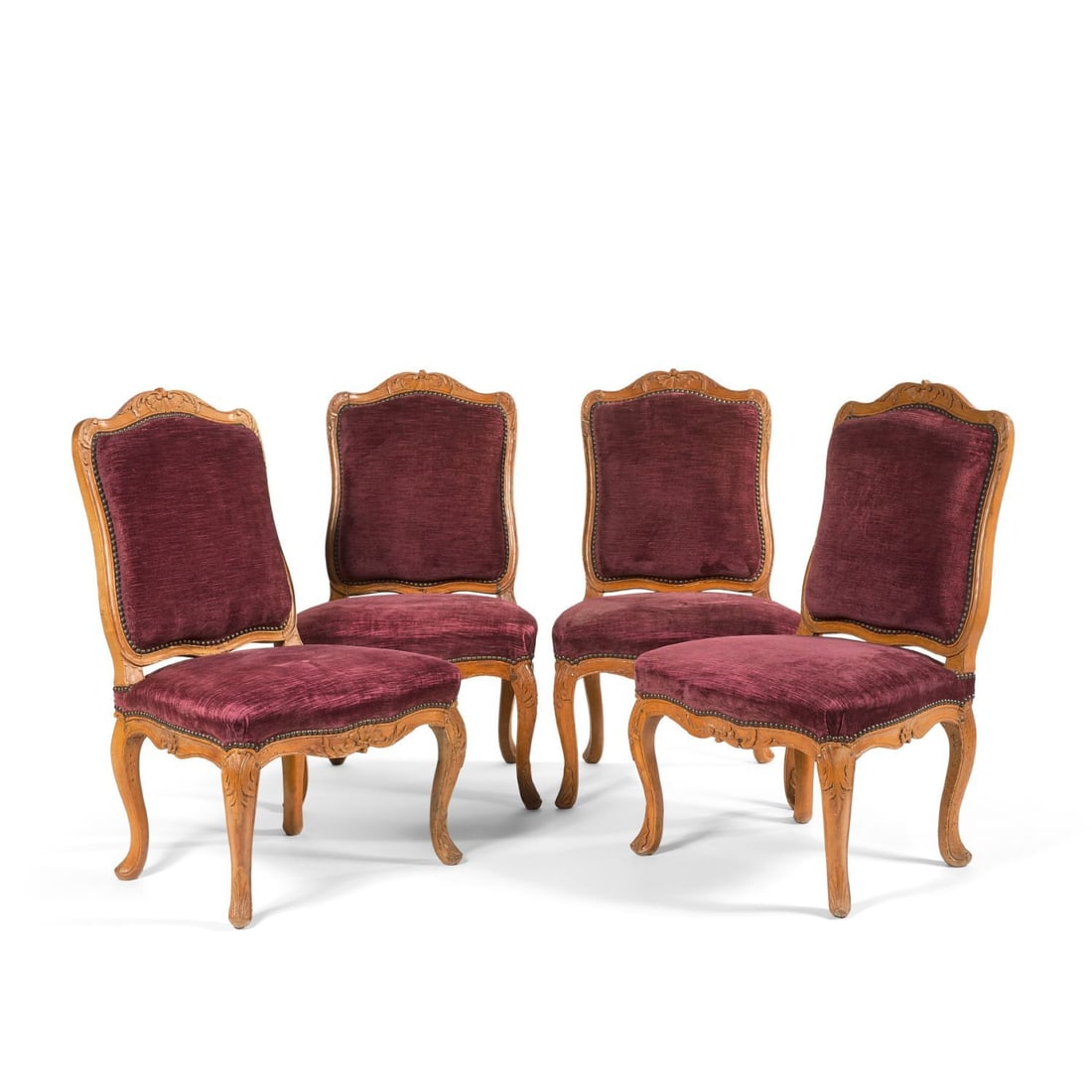 SUITE DE QUATRE CHAISES À DOSSIER À LA REINE, ÉPOQUE LOUIS XV: SUITE DE QUATRE CHAISES À DOSSIER À LA REINE, ÉPOQUE LOUIS XV de forme mouvementée, en hêtre, moulurée et sculptée à décor de feuilles d'acanthe, coquilles