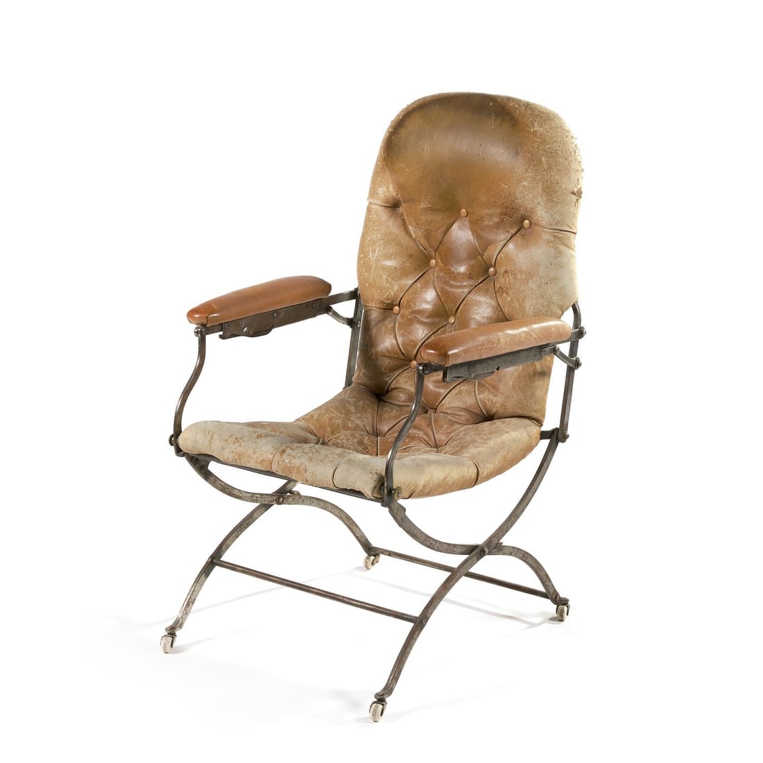 FAUTEUIL À DOSSIER RÉGLABLE, FORMANT CHAISE LONGUE XIXe SIÈCLE: FAUTEUIL À DOSSIER RÉGLABLE, FORMANT CHAISE LONGUE XIXe SIÈCLE en acier bleui et cuir, le dossier capitonné arrondi, les accotoirs à manchette présentant un système