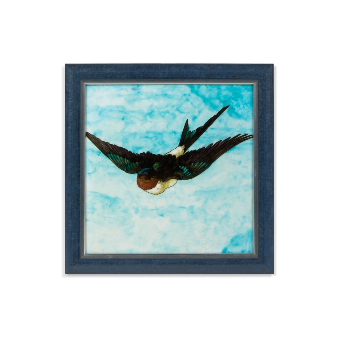 PLAQUE HIRONDELLE, THÉODORE DECK (1823-1891), FIN DU XIXe SIÈCLE, VERS 1870: PLAQUE HIRONDELLE, THÉODORE DECK (1823-1891), FIN DU XIXe SIÈCLE, VERS 1870 Carreau en faïence à décor polychrome d'une hirondelle en vol, les ailes déployées, sur f