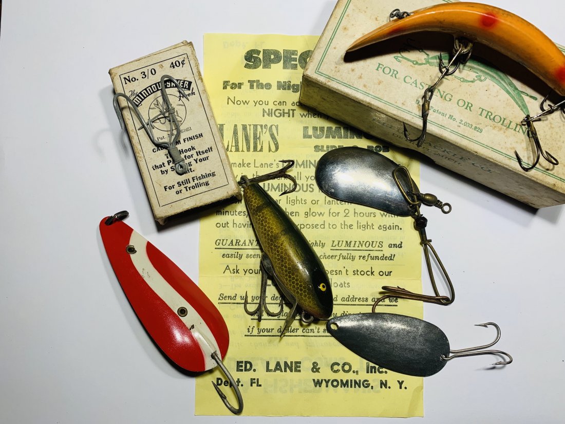 Fishing Lure Lot: Lure lot including a great condition lure with box and original papers.