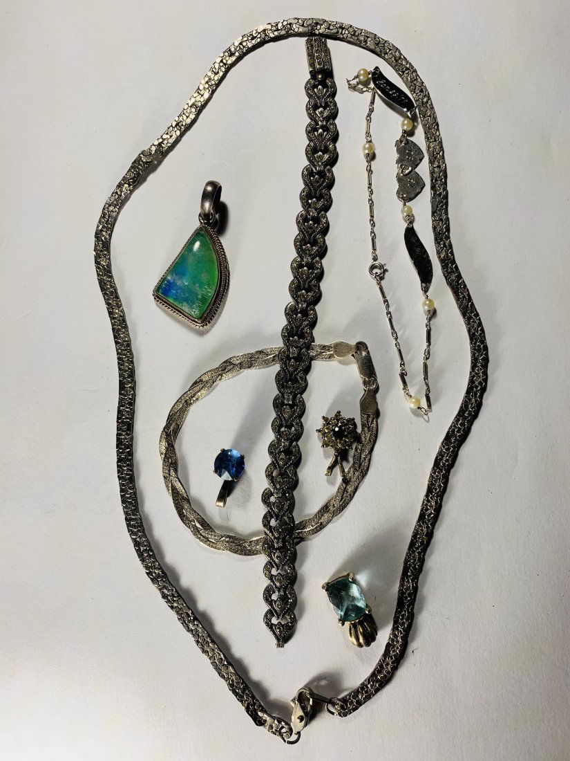 Mixed Sterling Silver Lot: Necklaces, chains, bracelets and pendants