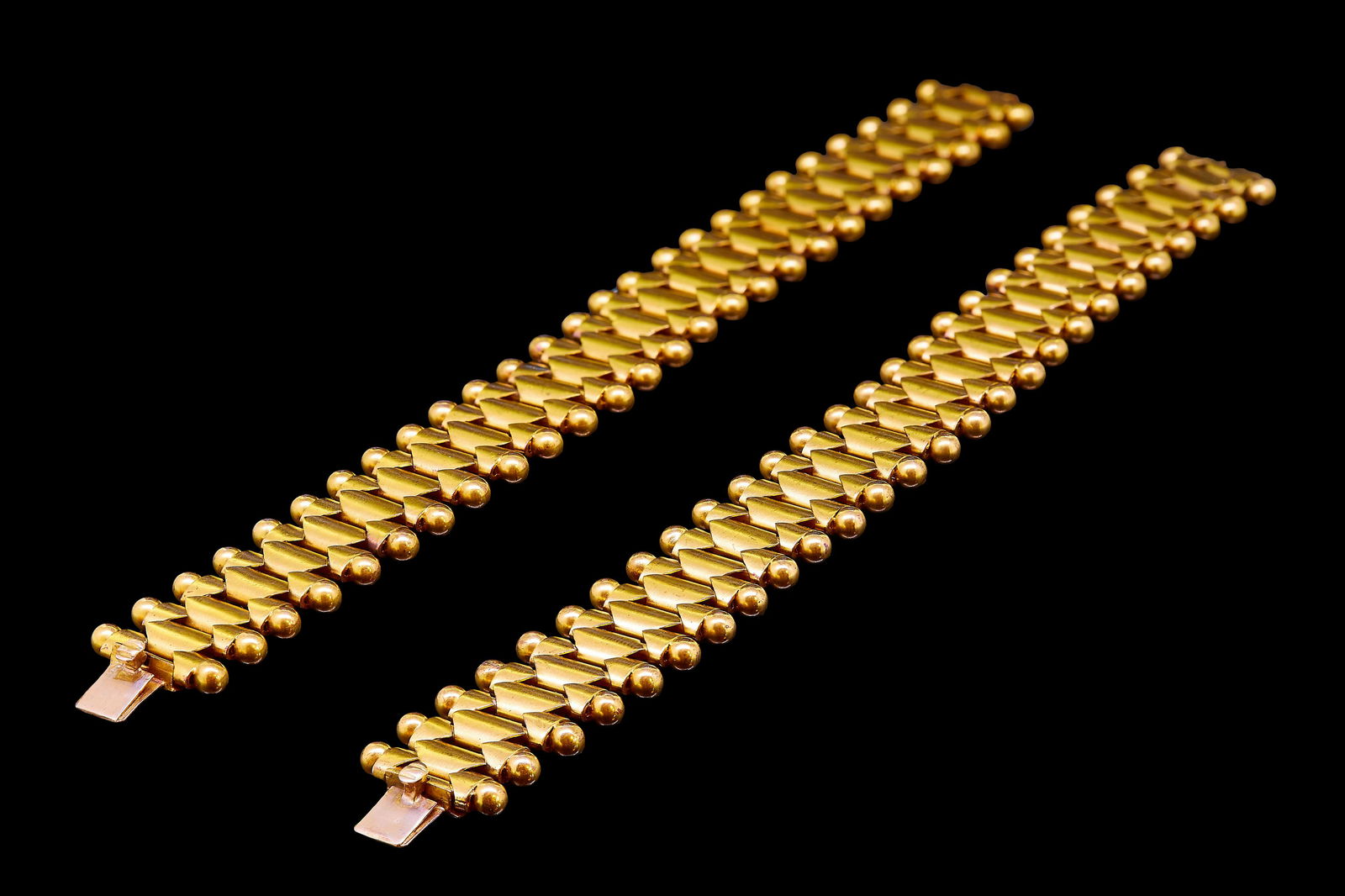 PAIR OF 19th CENTURY LINK BRACELETS: PAIR OF 19TH CENTURY FANCY LINK BRACELETS, the bracelets can link together as a necklace. L. 18.2 cm. 62 grams. With a fitted box.