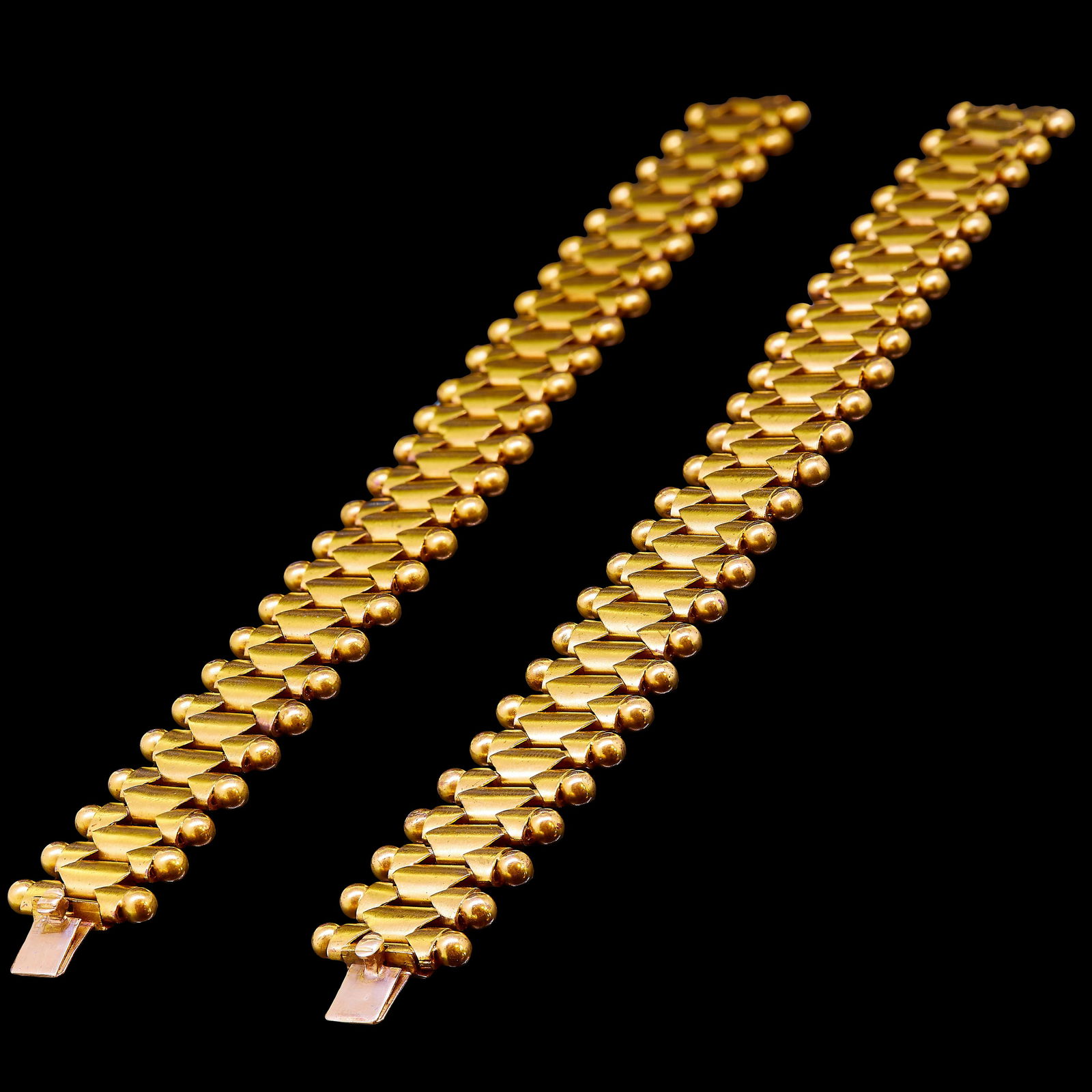 PAIR OF 19th CENTURY LINK BRACELETS: PAIR OF 19TH CENTURY FANCY LINK BRACELETS, the bracelets can link together as a necklace. L. 18.2 cm. 62 grams. With a fitted box.