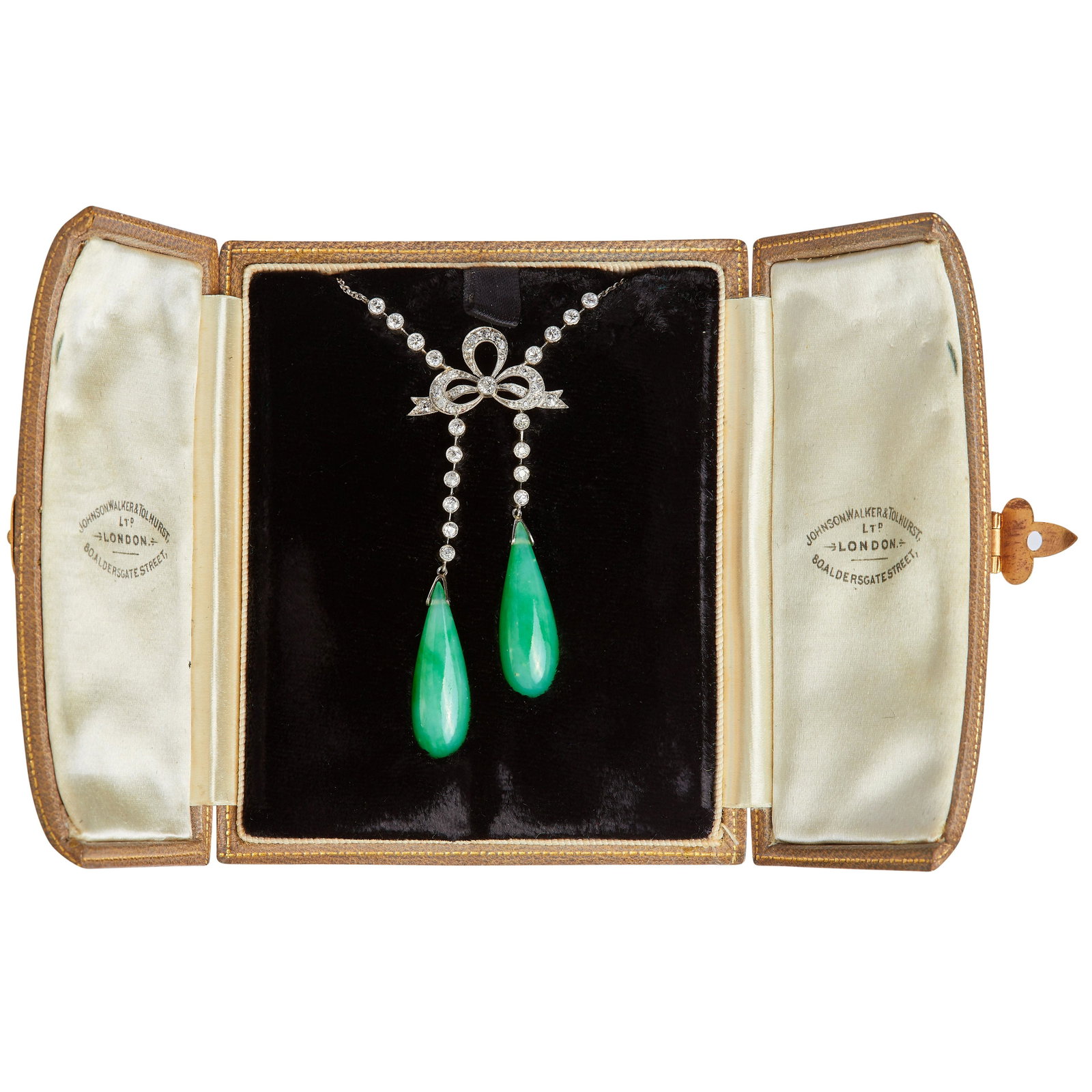 EDWARDIAN JADE AND DIAMOND NEGLIGE PENDANT NECKLACE: EDWARDIAN JADE AND DIAMOND NEGLIGE PENDANT NECKLACE, The necklace ending with 4 diamond on each side, holding the centre knotted bow set with diamonds. Suspending 2 diamond drops, each ending with en 