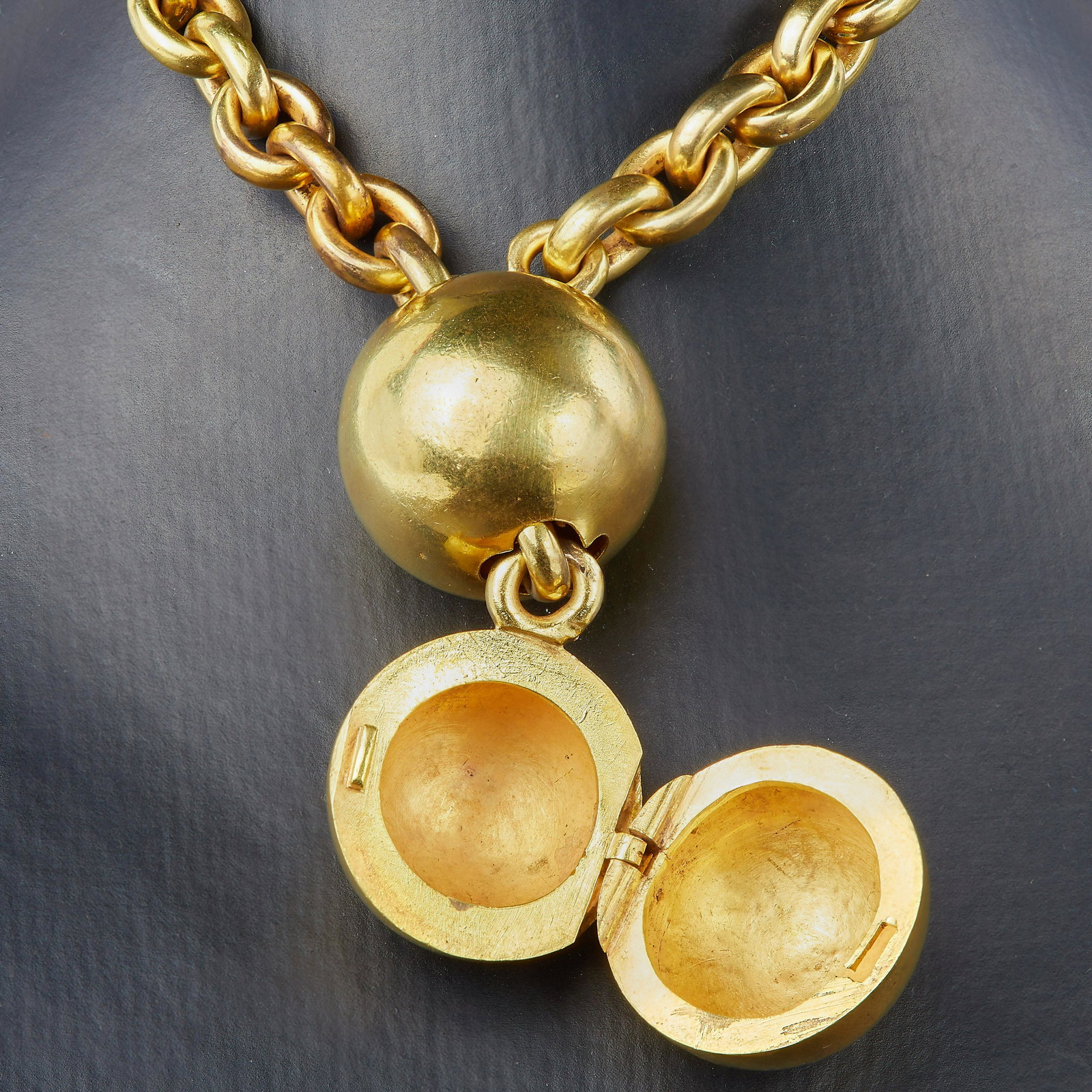 VICTORIAN SLIDING BALL LOCKET BRACELET: VICTORIAN SLIDING BALL LOCKET BRACELET, the link bracelet with a large part open ball through which the link can slide to loosen and fasten the bracelet. The ball drop can open as a locket. L. 21 cm. 