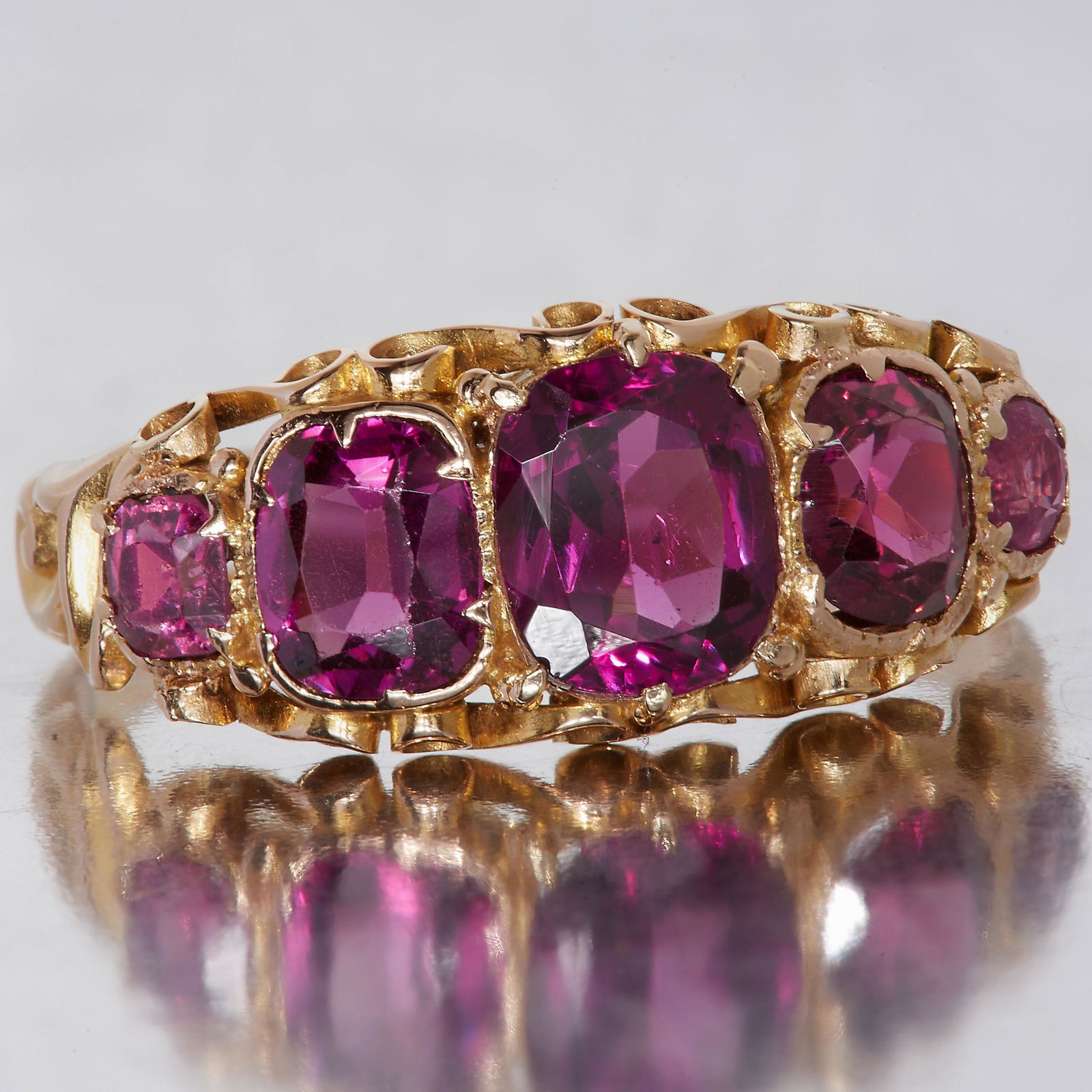 NO RESERVE, ANTIQUE 5-STONE AMETHYST RING: NO RESERVE, ANTIQUE 5-STONE AMETHYST RING, in 18 ct. gold. Set with 5 graduated amethyst. Size L 1/2. 2 grams.