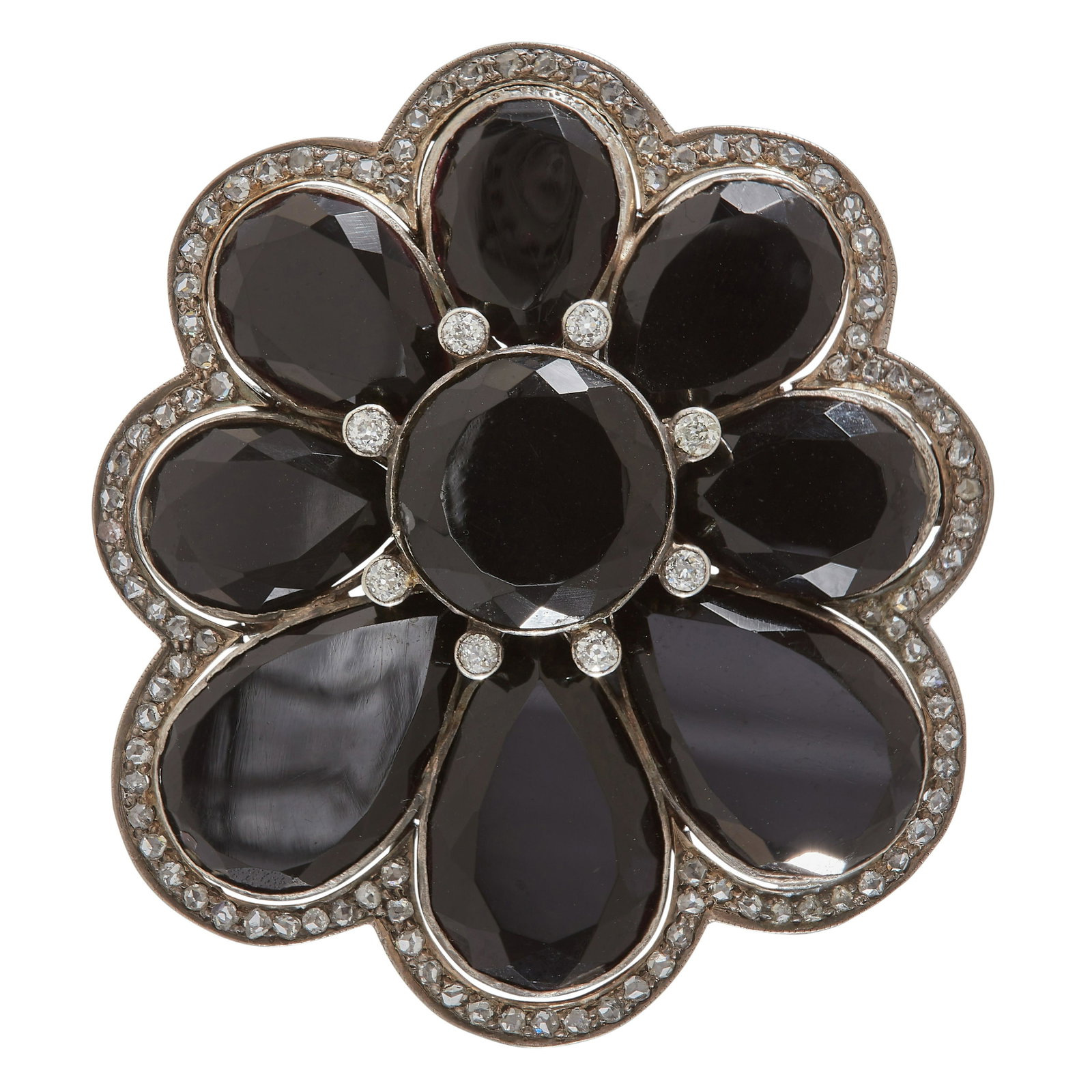 ONYX AND DIAMOND BROOCH: ONYX AND DIAMOND BROOCH/PENDANT, set with a central round onyx, flanked with 8 larger onyx. Accentuated with an outer scalloped row of diamonds. L. 5.9 cm. 26 grams.