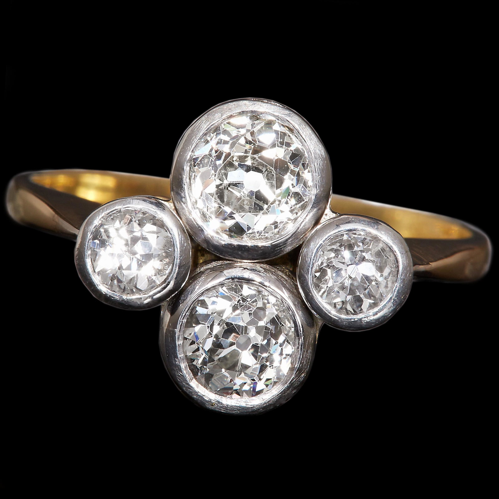 DIAMOND RING: DIAMOND RING, set with 2 larger diamonds, accentuated with a smaller diamond on each shoulder. Size M. 3 grams.