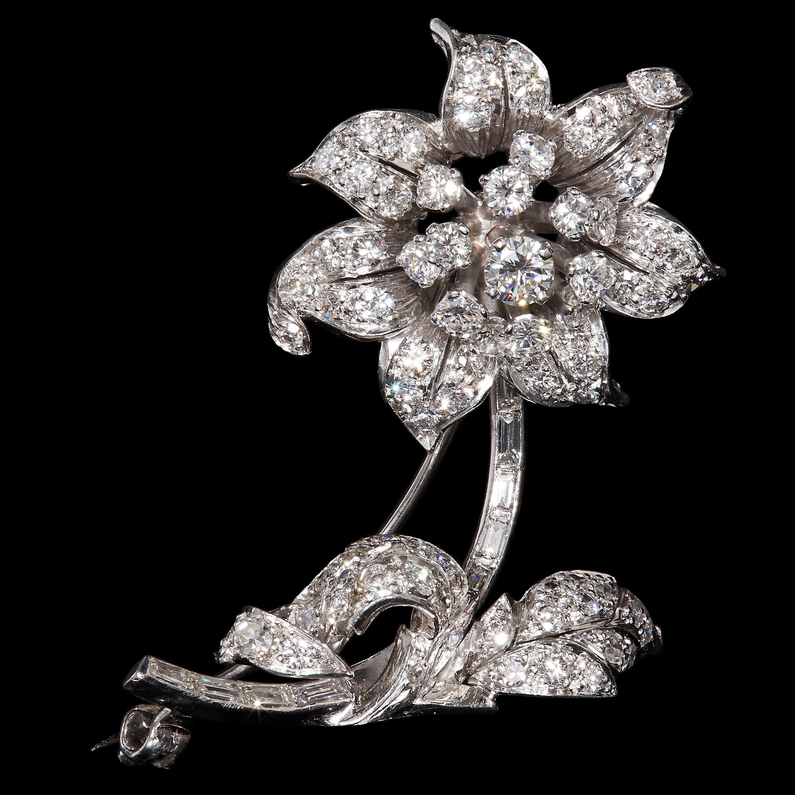 FLORAL DIAMOND BROOCH: FLORAL DIAMOND BROOCH, Set with multi cut diamonds totalling approx. 3.50 ct. L. 5.3 cm. 16.6 grams. With box.