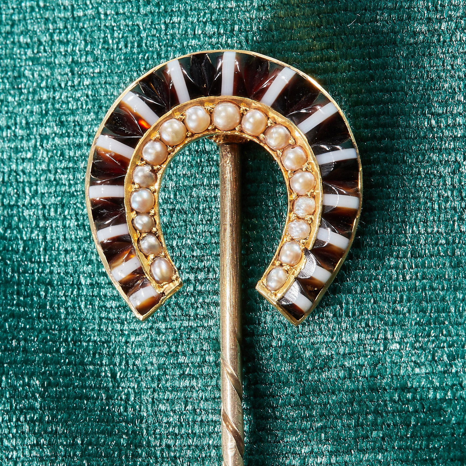 LOVELY VICTORIAN BANDED AGATE AND PEARL HORSE SHOE STICK PIN (1 of 1)