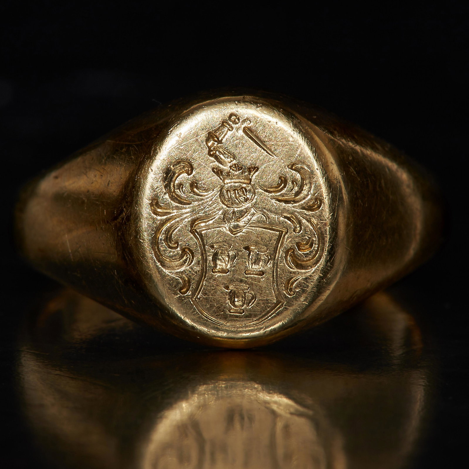 HEAVY ANTIQUE GOLD SIGNET RING: HEAVY ANTIQUE GOLD SIGNET RING. stamped 585. decorated with a crest. size K 1/2. 7.4 grams